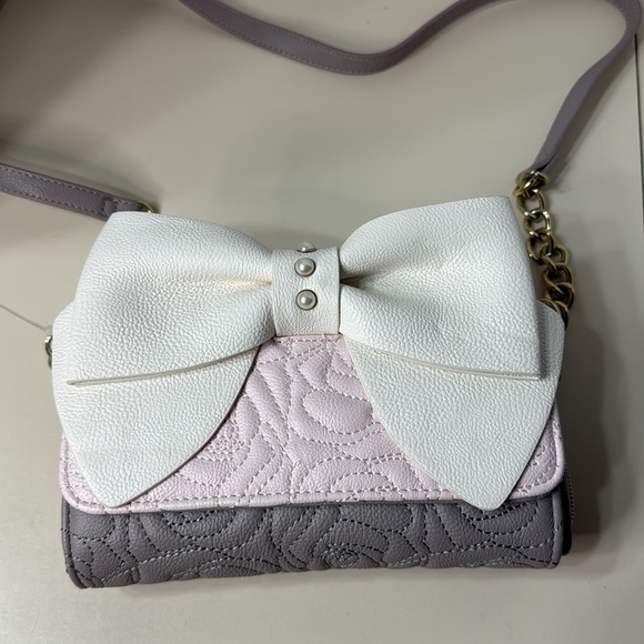 Betsey Johnson Elegant Cream Pink Bow Accent Women's Bag Gold Tone Hardware New - Picture 2 of 10